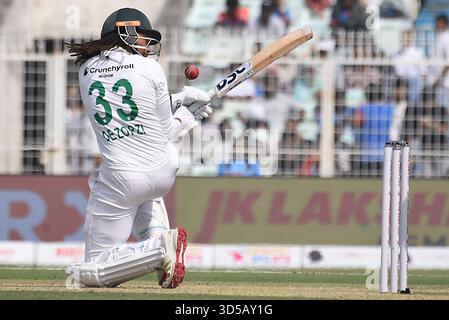 Kalkutta, Indien. November 2025. Der südafrikanische Tony de Zorzi spielt am ersten Tag des ersten Test-Cricket-Spiels zwischen Indien und Südafrika in den Eden Gardens in Kalkutta am Freitag, den 14. November 2025, einen Schuss. Foto: Debajyoti Chakraborty.(Foto: Debajyoti Chakraborty/News Images) in Kalkutta, Indien am 14.11.2025. (Foto: Debajyoti Chakraborty/News Images/SIPA USA) Credit: SIPA USA/Alamy Live News Stockfoto
