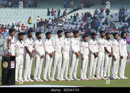 Kalkutta, Indien. November 2025. Indien Cricket Team während der Nationalhymne Zeremonie am Tag eins des ersten Testspiels in der Serie zwischen Indien und Südafrika am 14. November 2025 in Kalkutta, Indien.Foto: Debajyoti Chakraborty.(Foto: Debajyoti Chakraborty/News Images) in Kalkutta, Indien am 14.11.2025. (Foto: Debajyoti Chakraborty/News Images/SIPA USA) Credit: SIPA USA/Alamy Live News Stockfoto