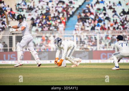 Kalkutta, Indien. November 2025. Der erste Tag des ersten Test Cricket Matches zwischen Indien und Südafrika, in den Eden Gardens in Kalkutta, Freitag, 14. November 2025.Foto: Debajyoti Chakraborty.(Foto: Debajyoti Chakraborty/News Images) in Kalkutta, Indien am 14.11.2025. (Foto: Debajyoti Chakraborty/News Images/SIPA USA) Credit: SIPA USA/Alamy Live News Stockfoto