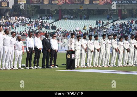 Kalkutta, Indien. November 2025. Die Spieler Indiens und Südafrikas singen ihre Nationalhymne zu Beginn des ersten Tages des ersten Test-Cricket-Spiels zwischen Indien und Südafrika am 14. November 2025 in den Eden Gardens in Kalkutta.Foto: Debajyoti Chakraborty.(Foto: Debajyoti Chakraborty/News Images) in Kalkutta, Indien am 14. November 2025. (Foto: Debajyoti Chakraborty/News Images/SIPA USA) Credit: SIPA USA/Alamy Live News Stockfoto