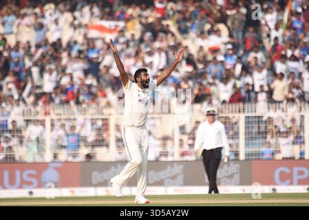 Kalkutta, Indien. November 2025. Jasprit Bumrah von Indien feiert die Wickets von Keshav Maharaj von Südafrika mit Teamkameraden während des ersten Testspiels in der Serie zwischen Indien und Südafrika am 14. November 2025 in Kalkutta, Indien. Foto: Debajyoti Chakraborty.(Foto: Debajyoti Chakraborty/News Images) in Kalkutta, Indien am 14. November 2025. (Foto: Debajyoti Chakraborty/News Images/SIPA USA) Credit: SIPA USA/Alamy Live News Stockfoto