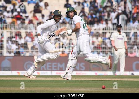 Kalkutta, Indien. November 2025. Wiaan Mulder (R) und Tony de Zorzi (L) aus Südafrika laufen am ersten Tag des ersten Test Cricket Matches zwischen Indien und Südafrika in den Eden Gardens in Kalkutta am Freitag, den 14. November 2025. Foto: Debajyoti Chakraborty.(Foto: Debajyoti Chakraborty/News Images) in Kalkutta, Indien am 14.11.2025. (Foto: Debajyoti Chakraborty/News Images/SIPA USA) Credit: SIPA USA/Alamy Live News Stockfoto