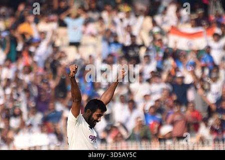 Kalkutta, Indien. November 2025. Jasprit Bumrah von Indien feiert am ersten Tag des ersten Cricket-Testspiels zwischen Indien und Südafrika in Kalkata, Indien, am Freitag, den 14. November 2025, den Wicket von Tony de Zorzi aus Südafrika. Foto: Debajyoti Chakraborty.(Foto: Debajyoti Chakraborty/News Images) in Kalkutta, Indien am 14.11.2025. (Foto: Debajyoti Chakraborty/News Images/SIPA USA) Credit: SIPA USA/Alamy Live News Stockfoto