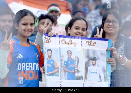 Kalkutta, Indien. November 2025. Indiens Fans am ersten Tag des ersten Test Cricket Matches zwischen Indien und Südafrika in den Eden Gardens in Kalkutta, Freitag, den 14. November 2025. Foto: Debajyoti Chakraborty.(Foto: Debajyoti Chakraborty/News Images) in Kalkutta, Indien am 14.11.2025. (Foto: Debajyoti Chakraborty/News Images/SIPA USA) Credit: SIPA USA/Alamy Live News Stockfoto