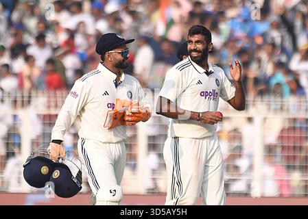 Kalkutta, Indien. November 2025. Der Indianer Jasprit Bumrah feiert, nachdem er am ersten Tag des ersten Test-Cricket-Spiels zwischen Indien und Südafrika in den Eden Gardens in Kalkutta am Freitag, den 14. November 2025, fünf Wickets abgeholt hat. Foto: Debajyoti Chakraborty.(Foto: Debajyoti Chakraborty/News Images) in Kalkutta, Indien am 14.11.2025. (Foto: Debajyoti Chakraborty/News Images/SIPA USA) Credit: SIPA USA/Alamy Live News Stockfoto