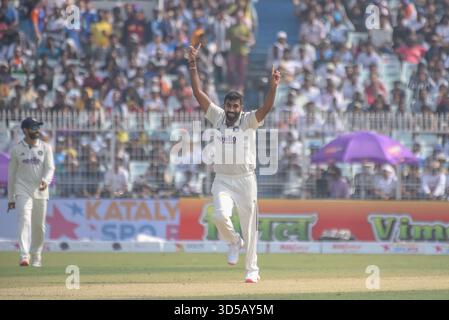 Kalkutta, Indien. November 2025. Der Indianer Jasprit Bumrah feiert, nachdem er am ersten Tag des ersten Test-Cricket-Spiels zwischen Indien und Südafrika in den Eden Gardens in Kalkutta am Freitag, den 14. November 2025, fünf Wickets abgeholt hat. Foto: Debajyoti Chakraborty.(Foto: Debajyoti Chakraborty/News Images) in Kalkutta, Indien am 14.11.2025. (Foto: Debajyoti Chakraborty/News Images/SIPA USA) Credit: SIPA USA/Alamy Live News Stockfoto