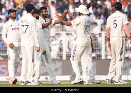 Kalkutta, Indien. November 2025. Jasprit Bumrah von Indien feiert die Wickets von Keshav Maharaj von Südafrika mit Teamkameraden während des ersten Testspiels in der Serie zwischen Indien und Südafrika am 14. November 2025 in Kalkutta, Indien. Foto: Debajyoti Chakraborty.(Foto: Debajyoti Chakraborty/News Images) in Kalkutta, Indien am 14. November 2025. (Foto: Debajyoti Chakraborty/News Images/SIPA USA) Credit: SIPA USA/Alamy Live News Stockfoto