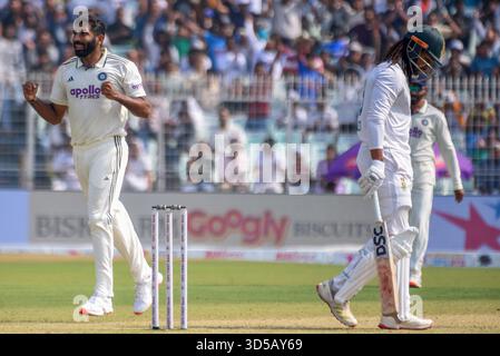 Kalkutta, Indien. November 2025. Der Indianer Jasprit Bumrah (L) feiert den Wicket von Tony de Zorzi (R) aus Südafrika mit seinen Teamkollegen während des ersten Test Matches der Serie zwischen Indien und Südafrika am 14. November 2025 in Eden Gardens in Kalkutta, Indien. Foto: Debajyoti Chakraborty.(Foto: Debajyoti Chakraborty/News Images) in Kalkutta, Indien am 14.11.2025. (Foto: Debajyoti Chakraborty/News Images/SIPA USA) Credit: SIPA USA/Alamy Live News Stockfoto