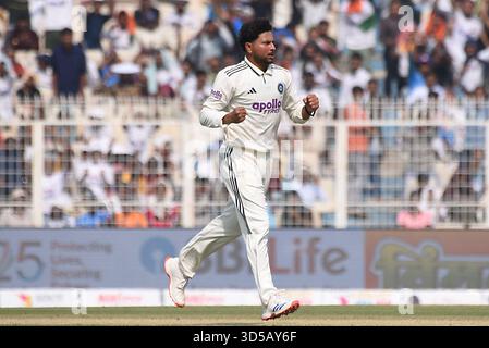Kalkutta, Indien. November 2025. Der indische Kuldeep Yadav feiert den Wiaan Mulder während des ersten Testspiels in der Serie zwischen Indien und Südafrika am 14. November 2025 in Kalkutta, Indien. Foto: Debajyoti Chakraborty (Foto: Debajyoti Chakraborty/News Images) in Kalkutta, Indien am 14. November 2025. (Foto: Debajyoti Chakraborty/News Images/SIPA USA) Credit: SIPA USA/Alamy Live News Stockfoto