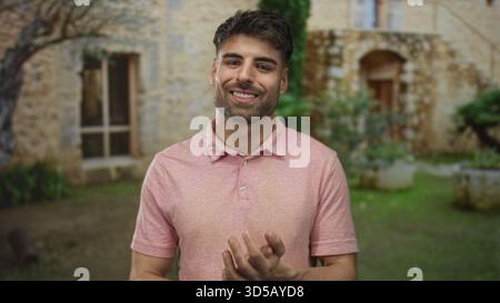 Der Mensch klatscht am Eingang des Gebäudes die Hände; Glück. Stockfoto