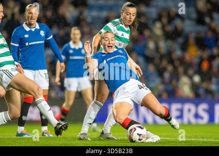 Govan, Schottland. 14. November 2025. Katie Wilkinson von Rangers FC wird beim Scottish Women's Premier League Rangers FC gegen Celtic FC am Rande der Box gezogen Stockfoto