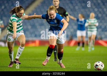 Govan, Schottland. 14. November 2025. Mia McAulay von Rangers FC hält Emma Lawton vom Celtic FC ab, als sie sich während des Scottish Women's Premier League Rangers FC gegen Celtic FC um den Ball dreht Stockfoto