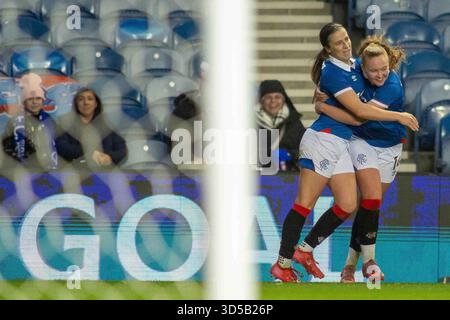 Govan, Schottland. 14. November 2025. ZIEL! 1-1 erhält Laura Berry vom Rangers FC eine herzliche Umarmung von ihrer Teamkollegin Mia McAulay vom Rangers FC während des Scottish Women's Premier League Rangers FC gegen Celtic FC Stockfoto