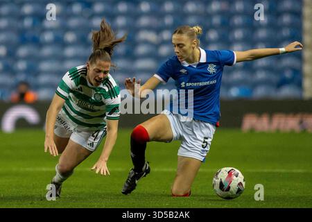 Govan, Schottland. 14. November 2025. Jessica Pegram von Rangers FC mit einer starken Herausforderung gegen Lisa Robertson vom Celtic FC während der Scottish Women's Premier League Rangers FC gegen Celtic FC. Credit: Colin Poultney/Alamy Live News Stockfoto