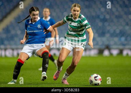Govan, Schottland. 14. November 2025. Maria McAneny vom Celtic FC kommt vor Jodi McLeary vom Rangers FC während der Scottish Women's Premier League Rangers FC gegen Celtic FC vor. Credit: Colin Poultney/Alamy Live News Stockfoto