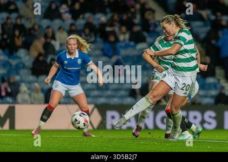 Govan, Schottland. 14. November 2025. ZIEL! 2-2 Saoirse Noonan von Celtic FC mit einem Treffer vor dem Tor bekommt ihre Seite beim Scottish Women's Premier League Rangers FC gegen Celtic FC. Credit: Colin Poultney/Alamy Live News Stockfoto