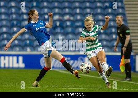 Govan, Schottland. 14. November 2025. Hannah Luke von Celtic FC spielt den Ball um den ausgestreckten Schuh von May Cruft von Rangers FC während der Scottish Women's Premier League Rangers FC gegen Celtic FC. Credit: Colin Poultney/Alamy Live News Stockfoto