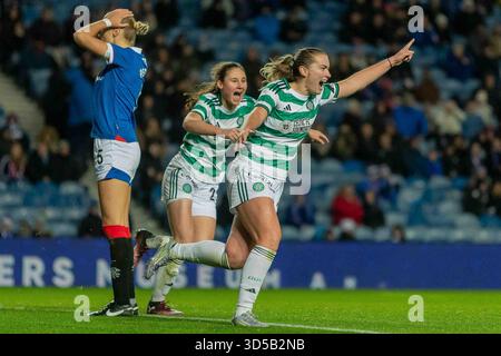 Govan, Schottland. 14. November 2025. Saoirse Noonan vom Celtic FC feiert den Equalizer beim Scottish Women's Premier League Rangers FC gegen Celtic FC. Colin Poultney/Alamy Live News Stockfoto