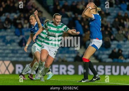 Govan, Schottland. 14. November 2025. Saoirse Noonan vom Celtic FC feiert den Equalizer beim Scottish Women's Premier League Rangers FC gegen Celtic FC. Colin Poultney/Alamy Live News Stockfoto