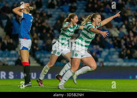 Govan, Schottland. 14. November 2025. Saoirse Noonan vom Celtic FC feiert den Equalizer beim Scottish Women's Premier League Rangers FC gegen Celtic FC. Colin Poultney/Alamy Live News Stockfoto