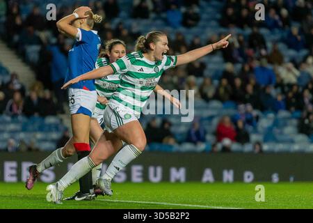 Govan, Schottland. 14. November 2025. Saoirse Noonan vom Celtic FC feiert den Equalizer beim Scottish Women's Premier League Rangers FC gegen Celtic FC. Colin Poultney/Alamy Live News Stockfoto