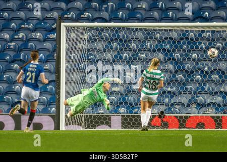 Govan, Schottland. 14. November 2025. ZIEL! 3-2 Mia McAulay von Rangers FC schlägt aus der Distanz gegen Lisa Rodgers vom Celtic FC während des Scottish Women's Premier League Rangers FC gegen Celtic FC Credit: Colin Poultney/Alamy Live News Stockfoto