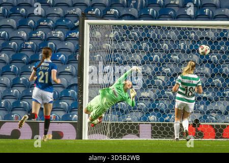 Govan, Schottland. 14. November 2025. ZIEL! 3-2 Mia McAulay von Rangers FC schlägt aus der Distanz gegen Lisa Rodgers vom Celtic FC während des Scottish Women's Premier League Rangers FC gegen Celtic FC Credit: Colin Poultney/Alamy Live News Stockfoto