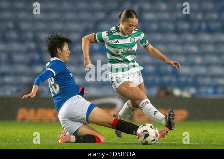 Govan, Schottland. 14. November 2025. Shin-Ji Kim von Rangers FC tritt ein, um Sienna McGoldrick von Celtic FC während der Scottish Women's Premier League Rangers FC gegen Celtic FC herauszufordern. Credit: Colin Poultney/Alamy Live News Stockfoto