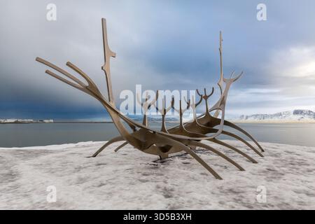 Winterszenen aus Island, die die berühmten Wahrzeichen und die natürliche Schönheit der Insel zeigen Stockfoto