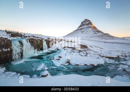 Winterszenen aus Island, die die berühmten Wahrzeichen und die natürliche Schönheit der Insel zeigen Stockfoto