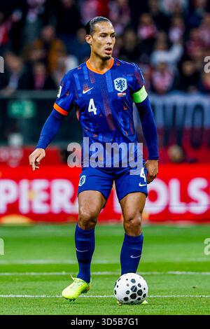 Virgil van Dijk aus den Niederlanden gibt den Ball beim Qualifikationsspiel zur FIFA-Weltmeisterschaft 2026 zwischen Polen und den Niederlanden am 14. November 2025 in Warschau, Polen. (Foto: Marcel ter Bals/MTB-Photo/Alamy Live News) Stockfoto