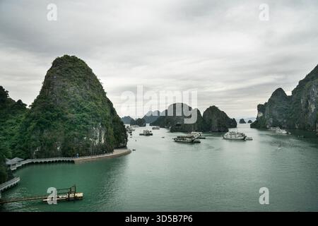 Boote auf Ha Long Bay, Vietnam Stockfoto