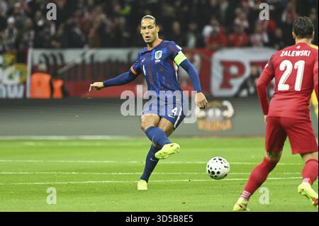 Warschau, Polen. November 2025. Virgil van Dijk (HOL) während des Qualifikationsspiels zur FIFA-Weltmeisterschaft 2026 zwischen Polen und den Niederlanden im Nationalstadion in Warschau, Polen am 14. November 2025 Credit: Independent Photo Agency/Alamy Live News Stockfoto