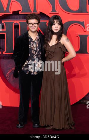 London, Vereinigtes Königreich. November 2025. Gaten Matarazzo und Elizabeth Yu nehmen an einer Sondervorführung von Stranger Things S5 am Odeon Luxe Leicester Square teil. Cristina Massei/Alamy Live News Stockfoto