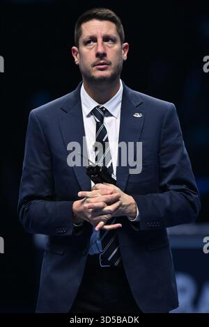 Schiedsrichter beim Einzelspiel zwischen Alexander Zverev (GER) und Felix Auger-Aliassime (CAN) am 6. Tag des Nitto ATP Finals 2025 in der Inalpi Arena am 14. November 2025 in Turin, Italien Stockfoto