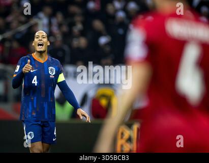 WARSCHAU - Virgil van Dijk aus den Niederlanden während des WM-Qualifikationsspiels zwischen Polen und den Niederlanden im PGE Narodowy-Stadion am 14. November 2025 in Warschau, Polen. ANP KOEN VAN WEEL Credit: ANP/Alamy Live News Stockfoto