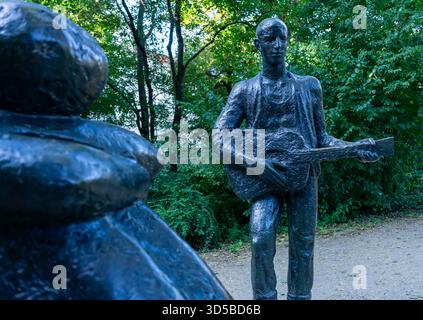 Die Bronzeskulptur Gitarrenspieler, die 1975 vom ostdeutschen Bildhauer Siegfried Krepp geschaffen wurde. Stockfoto