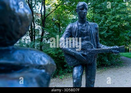 Die Bronzeskulptur Gitarrenspieler, die 1975 vom ostdeutschen Bildhauer Siegfried Krepp geschaffen wurde. Stockfoto