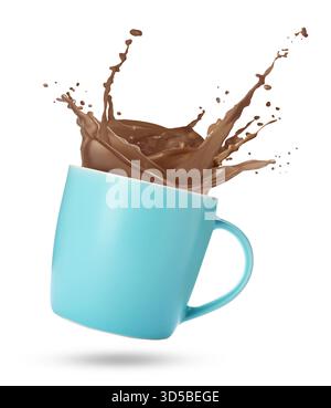 Leckeres Kakaogetränk, das in der Tasse vor weißem Hintergrund spritzt Stockfoto
