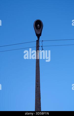 Joachimowka, Polen: Alte Straßenlaterne am Betonmast einer Niederspannungsleitung Stockfoto