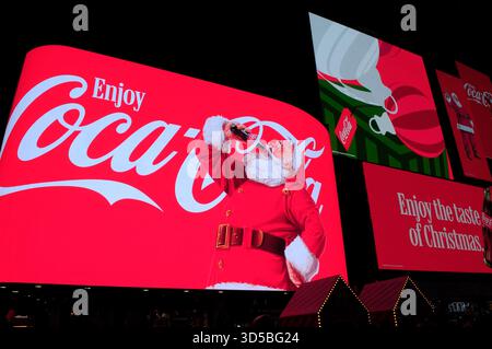 New York, Usa. November 2025. Werbetafeln für Coca-Cola sind am Times Square, Manhattan, New York City, zu sehen. Quelle: SOPA Images Limited/Alamy Live News Stockfoto