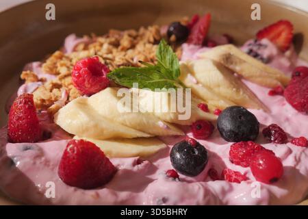 Gesunde Frühstücksschale mit Obst und Müsli auf einem Tisch Stockfoto