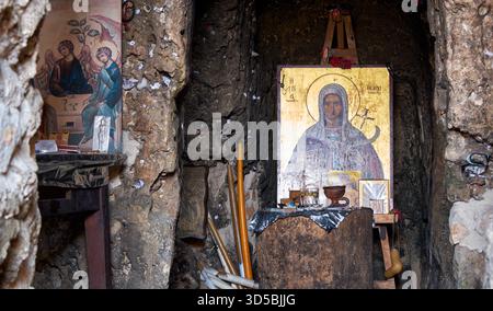 AYIA NAPA, ZYPERN - 13. JUNI 2018: Die Ikonen in der kleinen Katakombenkirche der Ayia Thekla Kapelle (Agia Thekla) in den Felsen am Meer gehauen. A Stockfoto