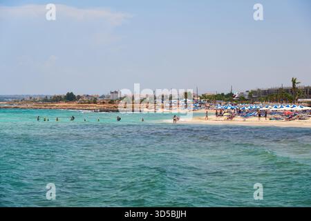 AYIA NAPA, ZYPERN – 13. JUNI 2018: Der Blick auf das klare blaue Wasser des Poseidon Strandes zwischen Ayia Napa, dem Dorf Sotira. Zypern Stockfoto