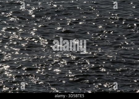 Sonnenlicht, das von der Oberfläche des Ozeans reflektiert wird, kräuselt das Wasser Stockfoto