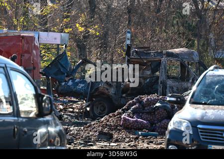 Ein Markt, der durch einen russischen Drohnenangriff am 14. November 2025 in Chornomorsk, Odesa, Ukraine, zerstört wurde (Foto: Nina Liashonok/Ukrinform) Stockfoto