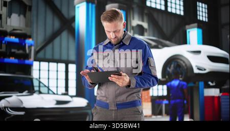 Qualifizierter Mechaniker, Der Den Bericht Über Fahrzeugsicherheit Und Fahrzeugwartung Überprüft Stockfoto