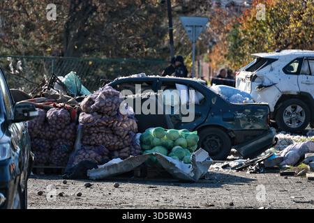 Ein Markt, der durch einen russischen Drohnenangriff am 14. November 2025 in Chornomorsk, Odesa, Ukraine, zerstört wurde (Foto: Nina Liashonok/Ukrinform) Stockfoto