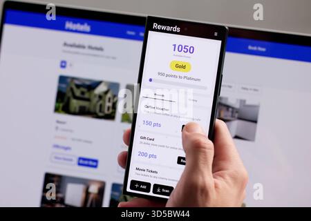 Geschäftsmann Mit Mobiltelefon, Um Treuepunkte Und Prämien Zu Sammeln Stockfoto