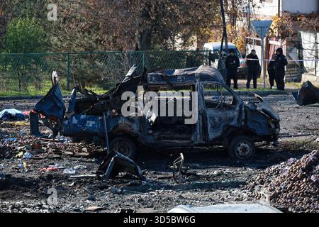 Ein Auto, das am 14. November 2025 bei einem russischen Drohnenangriff in Chornomorsk, Odesa, Ukraine, zerstört wurde (Foto: Nina Liashonok/Ukrinform) Stockfoto
